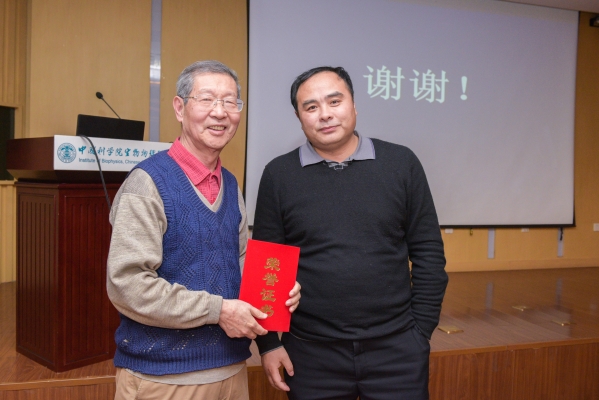 本科部部长燕敦验为陈润生院士颁发精品课程证书