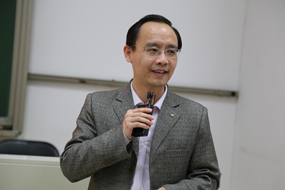 经济与管理学院党总支副书记谭红军主持典礼