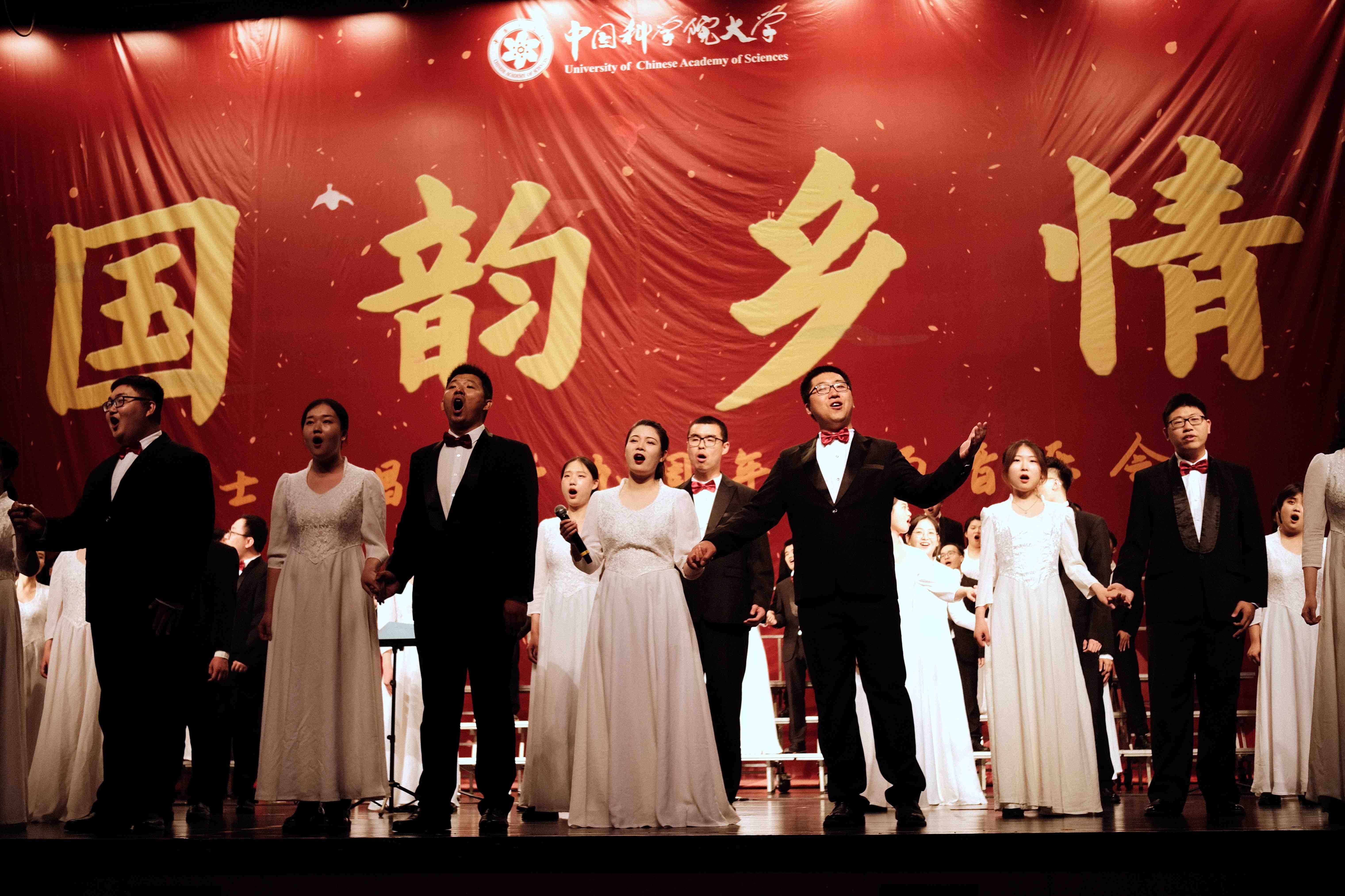 图2开场曲《牵手》.jpg
