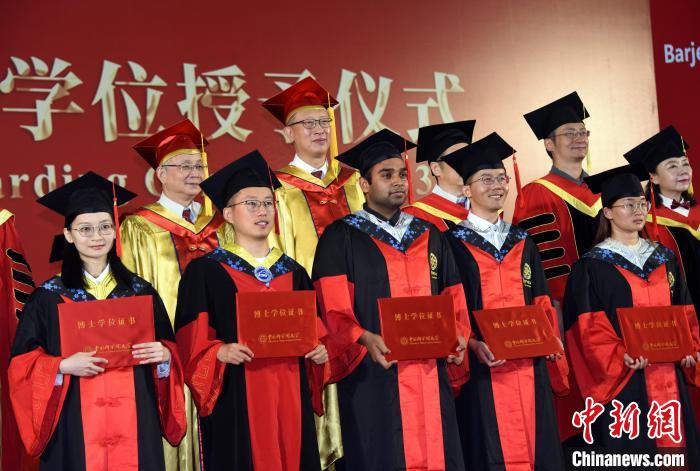 国科大2023年度毕业典礼暨学位授予仪式在怀柔雁栖湖校区举行。 中新社记者 孙自法 摄 国科大2023年度毕业典礼暨学位授予仪式在怀柔雁栖湖校区举行。 中新社记者 孙自法 摄