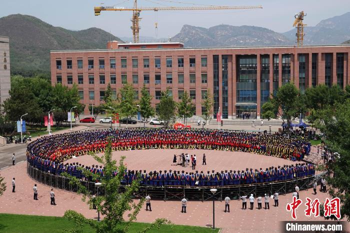 国科大2023年度毕业典礼暨学位授予仪式后,在校园广场大合影。 中新社记者 孙自法 摄 国科大2023年度毕业典礼暨学位授予仪式后,在校园广场大合影。 中新社记者 孙自法 摄