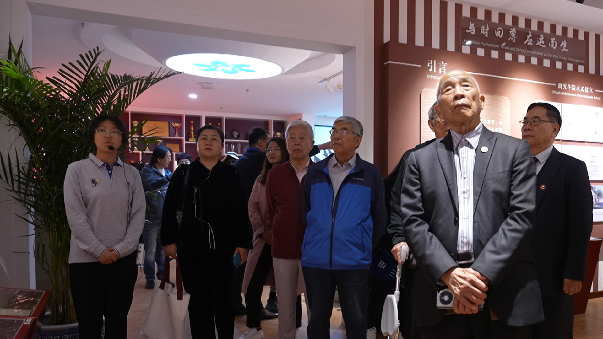 校友们参观校史馆.jpg