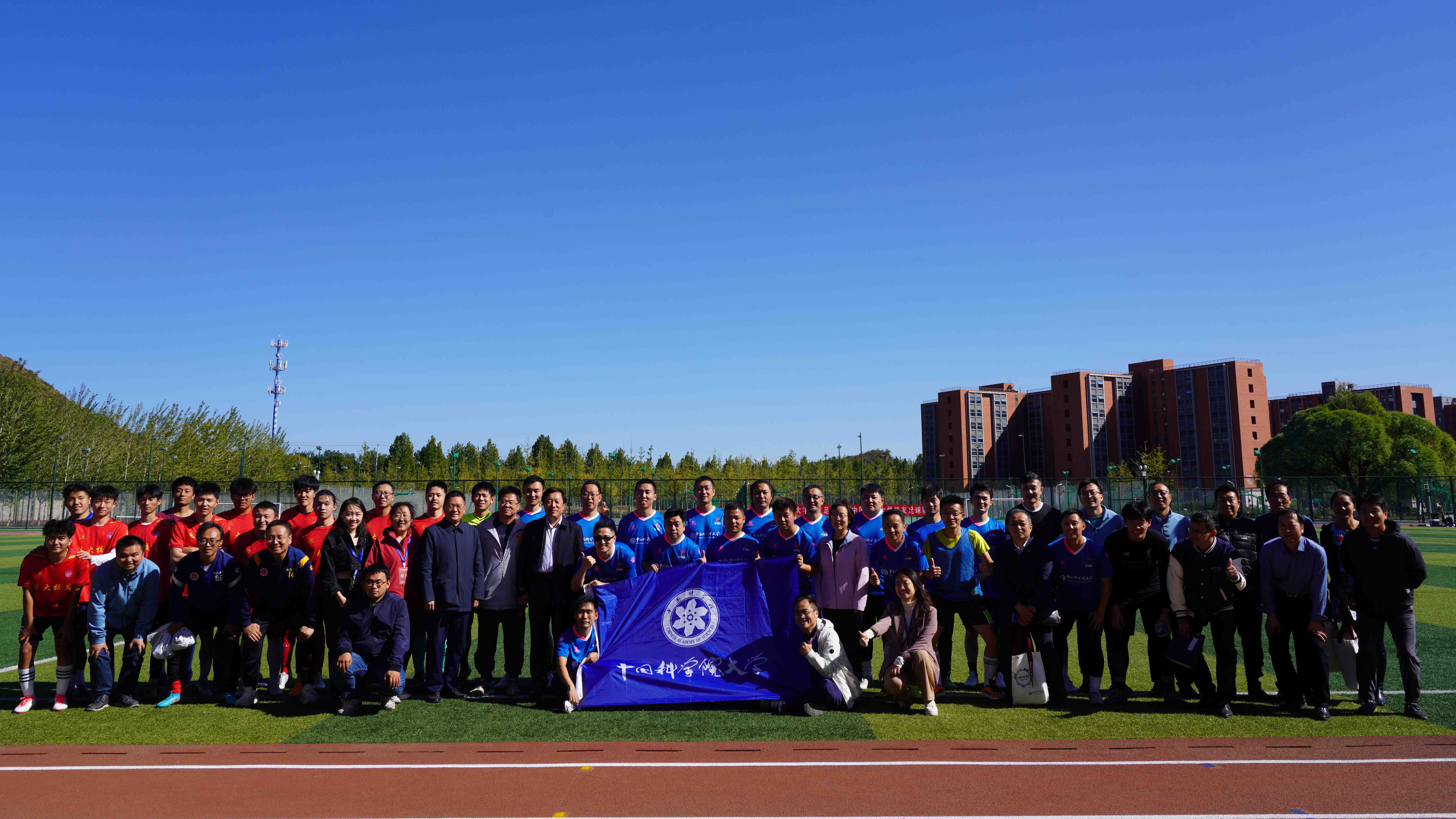 足球赛后两校校友合影.jpg