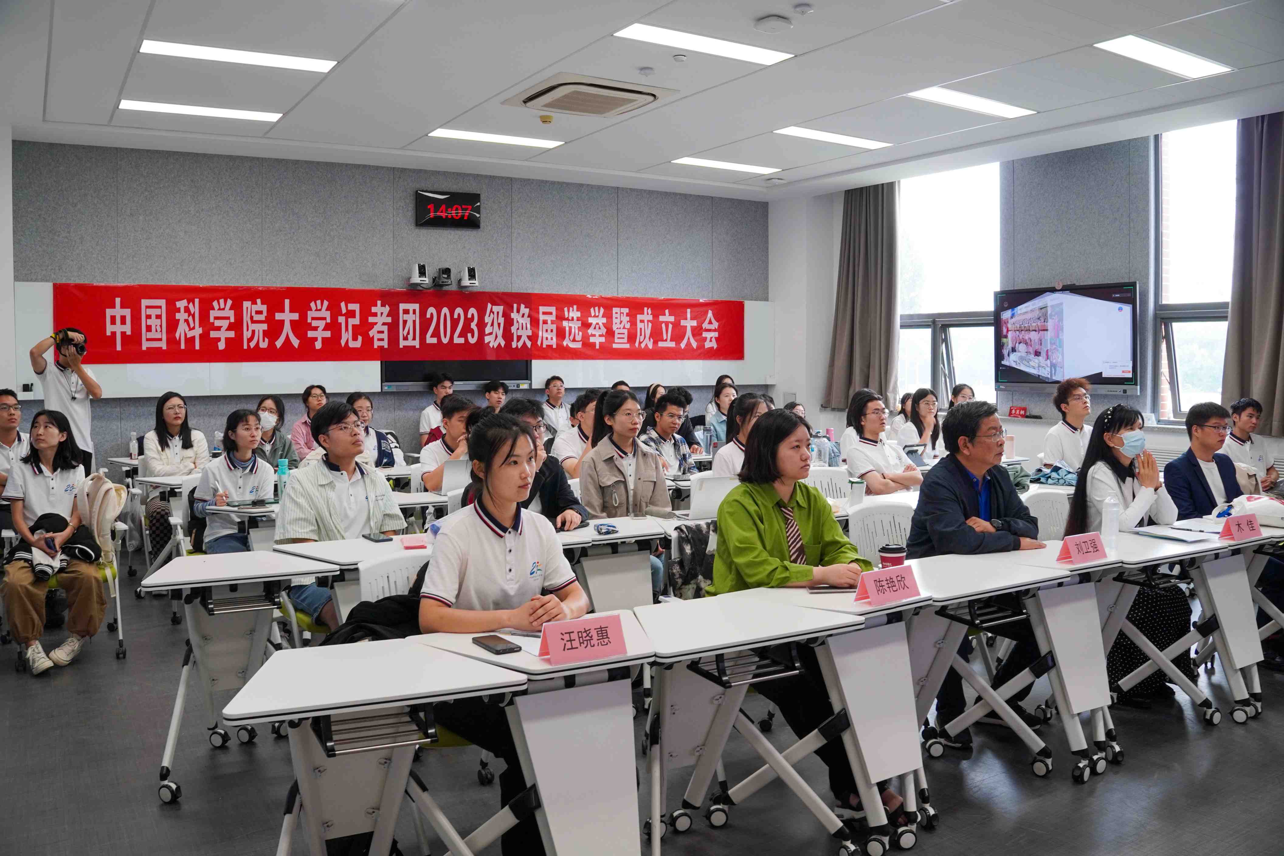 听取竞选演讲中的评委老师们.jpg