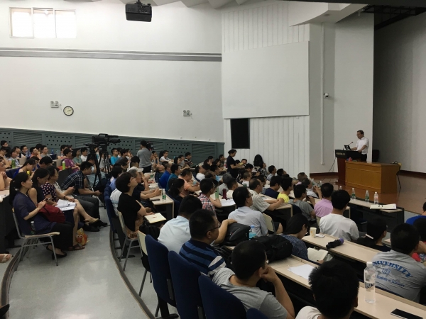 党课现场，通道里也坐满了党员师生
