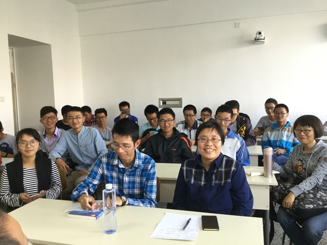 同学们认真聆听 同学们认真聆听