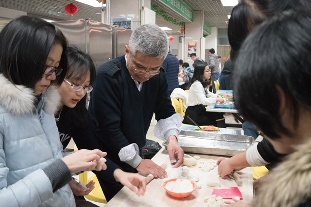 “马叔”跟大家一起包饺子 “马叔”跟大家一起包饺子