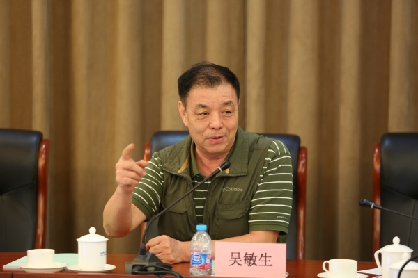 评估专家组副组长、原清华大学教务长吴敏生发言 