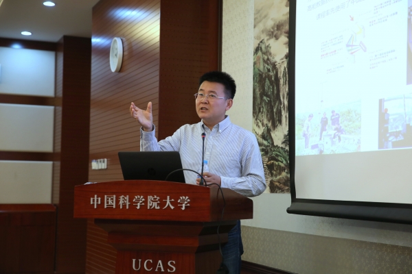 文与空间科学学院副院长刘继峰作报告
