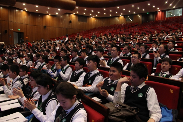 同学们在认真听国科大辽宁籍本科生的分享报告