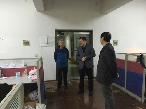 杨国强参观研究生办公室