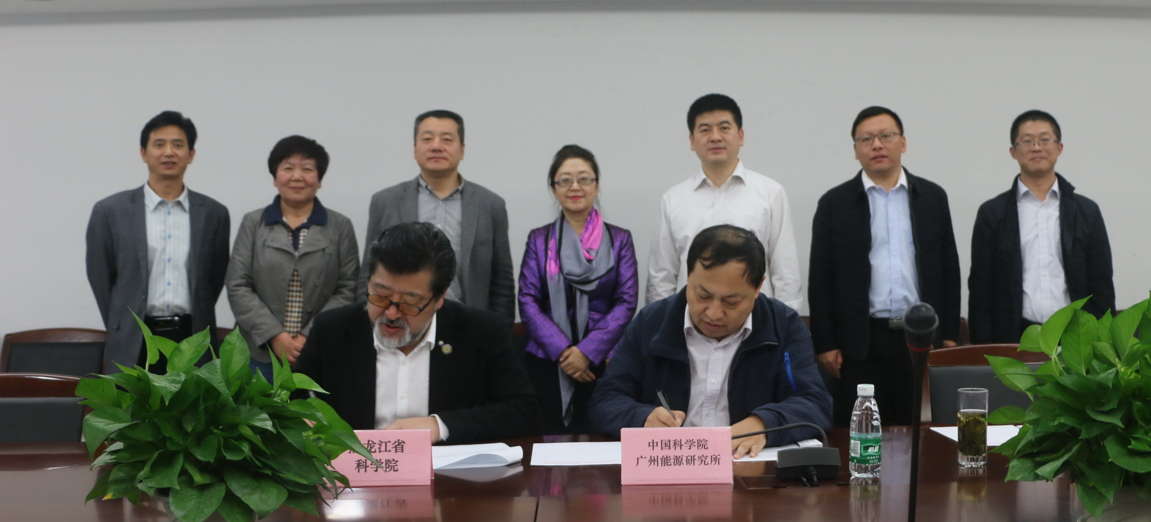 签署战略合作框架协议现场合影