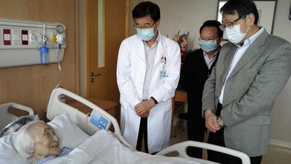陈希听取主治医生病情和治疗方案汇报 陈希听取主治医生病情和治疗方案汇报