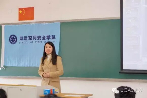 文艺部部长丁宏进行部门风采展示 文艺部部长丁宏进行部门风采展示