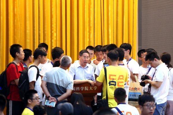 科普讲座结束后竞赛队员将吴岳良院士团团围住讨论问题