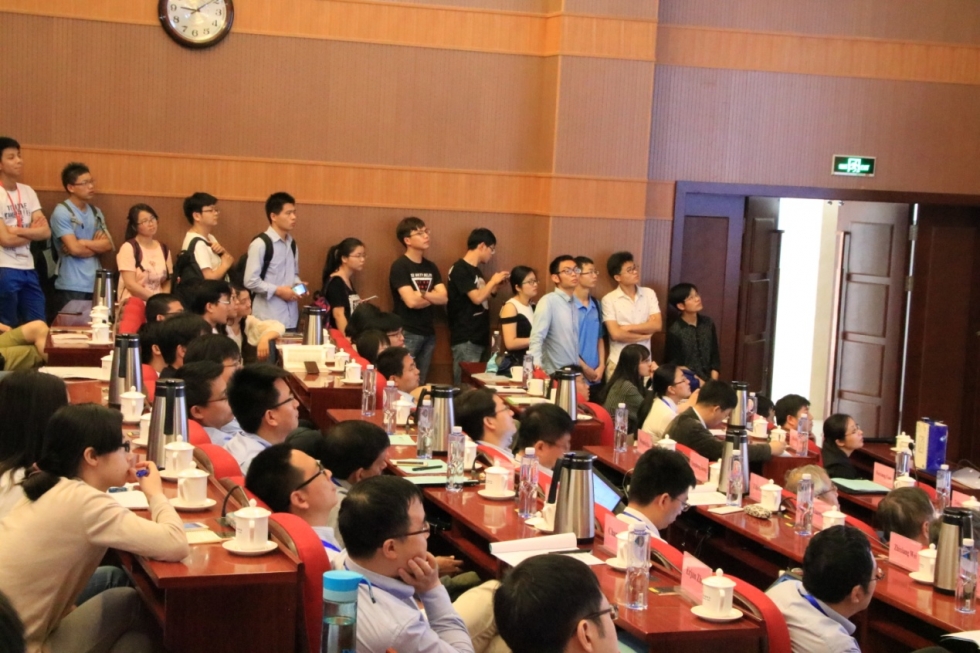 师生认真聆听报告 师生认真聆听报告