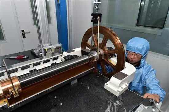 这是用手打磨出的光栅刻划机丝杠 这是用手打磨出的光栅刻划机丝杠