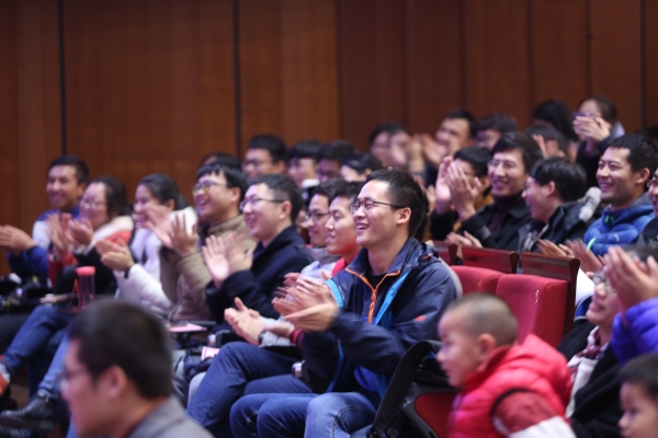 演出大获成功，受到台下观众热烈欢迎，三次返场加演曲目 