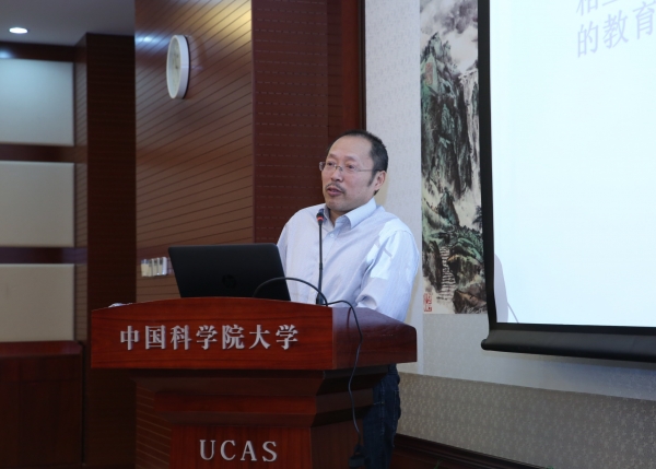 材料科学与光电技术学院副院长祝宁华作报告