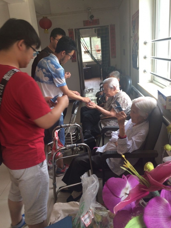 与老人折纸鹤 与老人折纸鹤