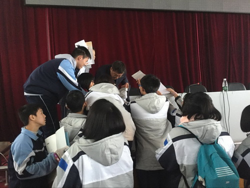 同学们向杨国强索要签名