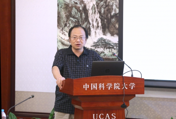 数学科学学院巩馥洲副院长第一个做报告