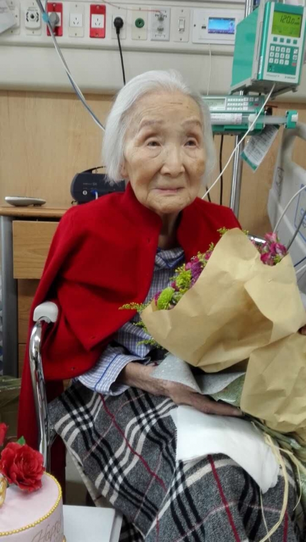 12月20日，在李佩先生99周岁生日之际，国科大师生为她送上鲜花和生日贺卡
