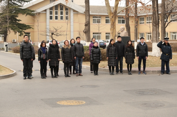 外语系的师生来为李佩先生送行