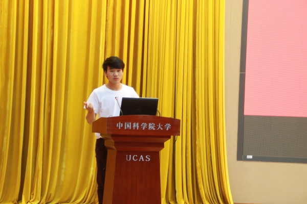 优秀学生代表郑智