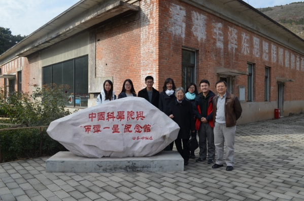 钱易老师（右四）、张元勋老师（右一）和讲解员们合影留念