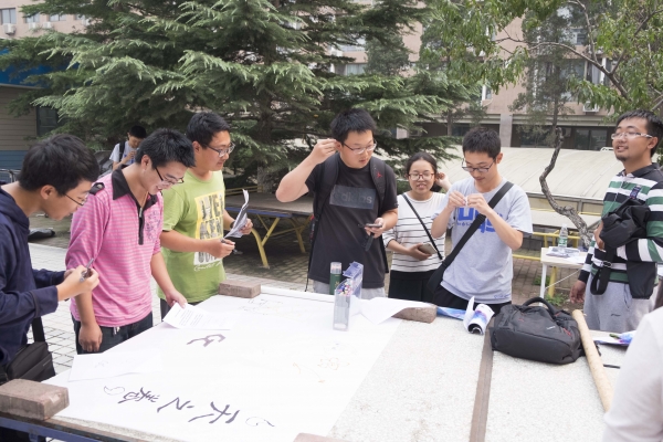 同学们在漫研社关卡