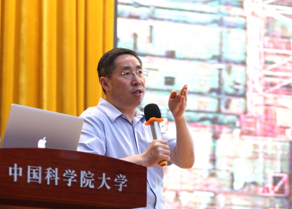 吴岳良院士耐心回答中学生提问