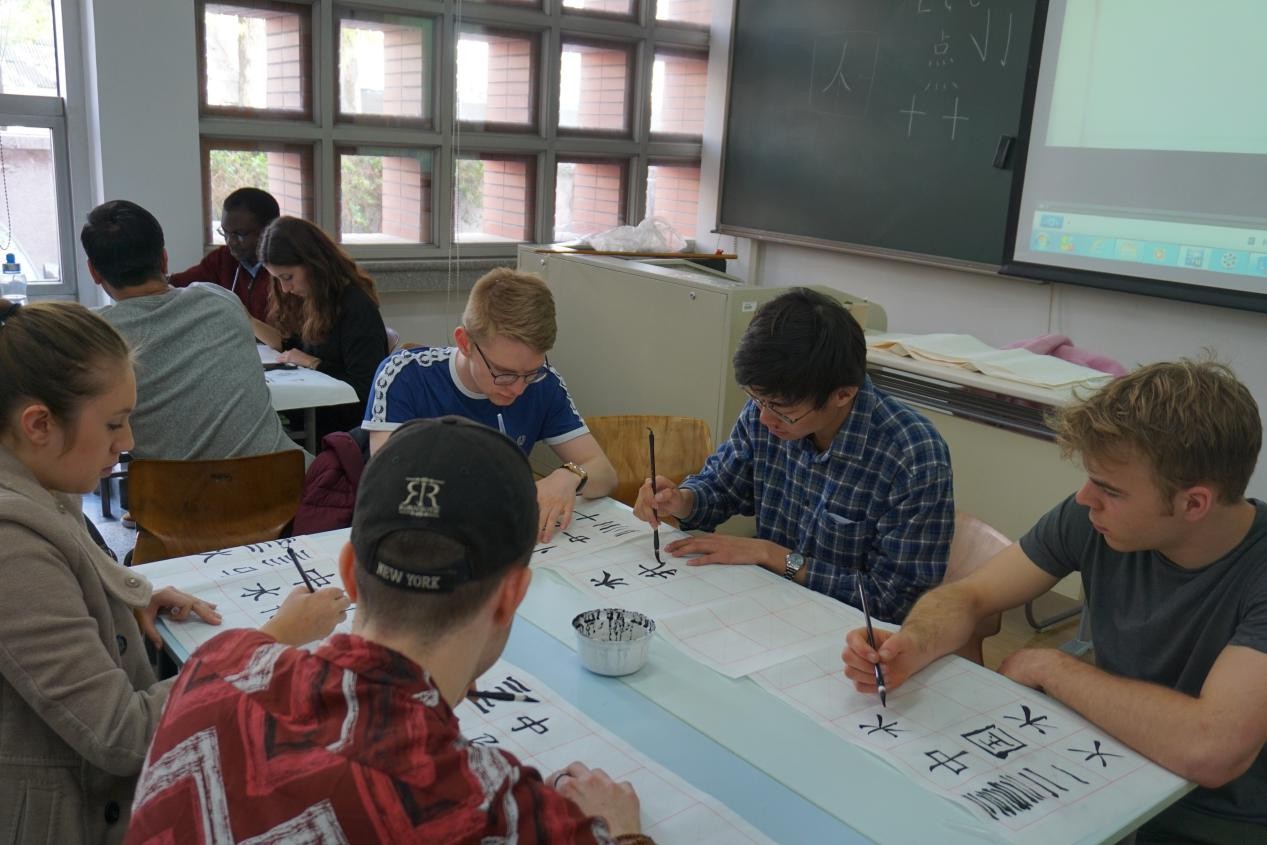 阚成章同学与剑桥学生一道练习毛笔书法
