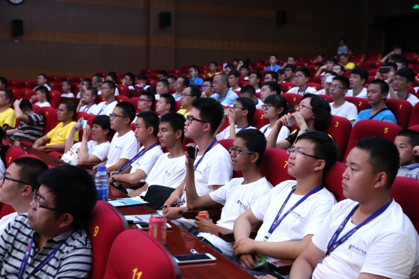 来自全国的第16届中国青少年机器人竞赛的选手、教练及家长听取科普报告