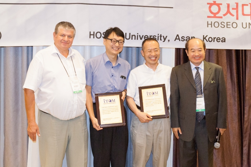 图13: 向Heeseok Lee和Jongwon Lee颁发“Best Conference Organization Award”