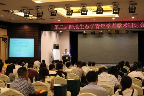 王克林研究员代表主办单位致词及介绍环江喀斯特站科研布局