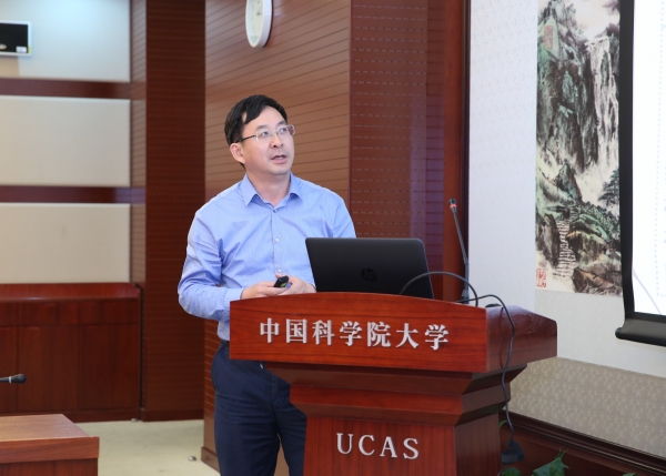 化学与化工学院院长张德清作报告