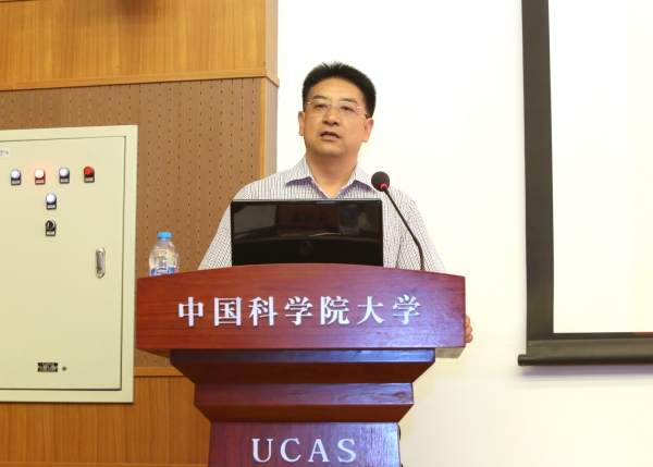 未来技术学院副院长、教学委员会主任、理化所副所长罗二仓讲话