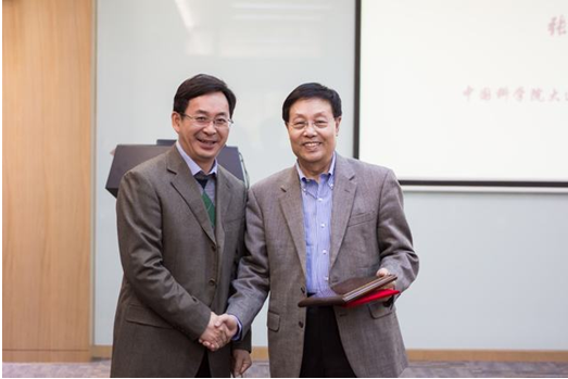 张德清所长为张玉奎院士颁发“分子科学论坛”荣誉证书和奖牌 张德清所长为张玉奎院士颁发“分子科学论坛”荣誉证书和奖牌