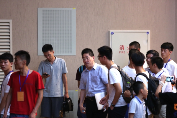 机器人竞赛选手一路追着吴岳良院士问问题 