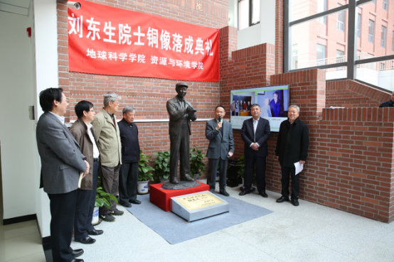 图4 刘先生的儿子，青岛海洋大学教授 刘强发言