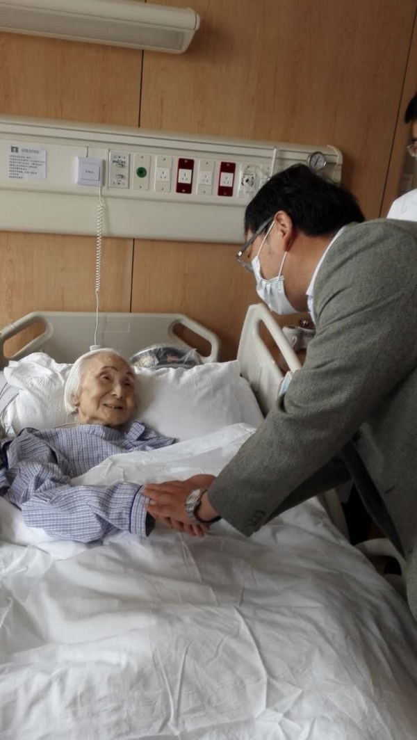 陈希祝福老人好好养病、早日康复、长命百岁 陈希祝福老人好好养病、早日康复、长命百岁