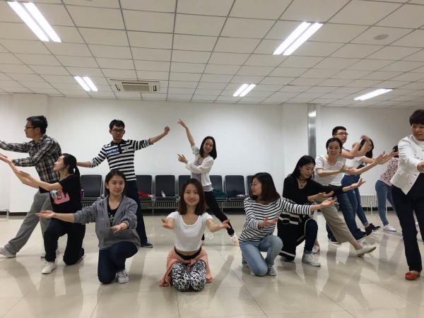 刘老师和大家一起设计动作