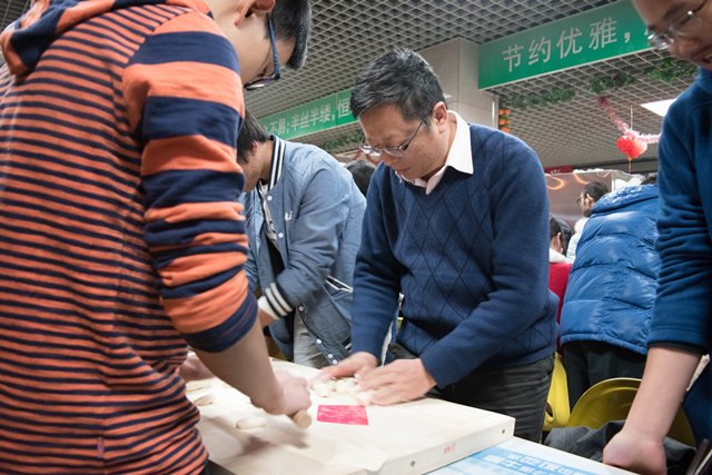 科学家班主任赵刚老师和同学们在一起 科学家班主任赵刚老师和同学们在一起