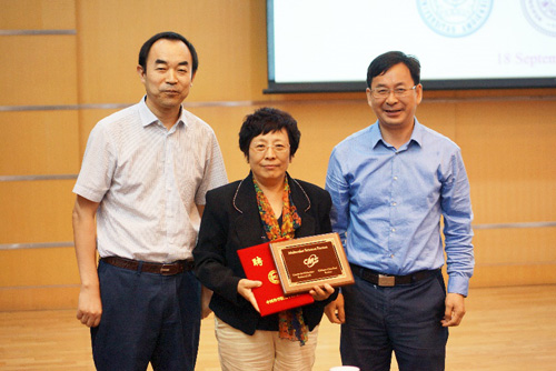 张德清所长为赵玉芬院士颁发“分子科学论坛”荣誉证书和奖牌