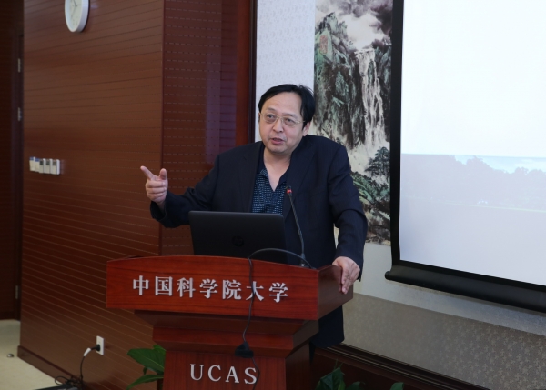公共政策与管理学院穆荣平书记作报告