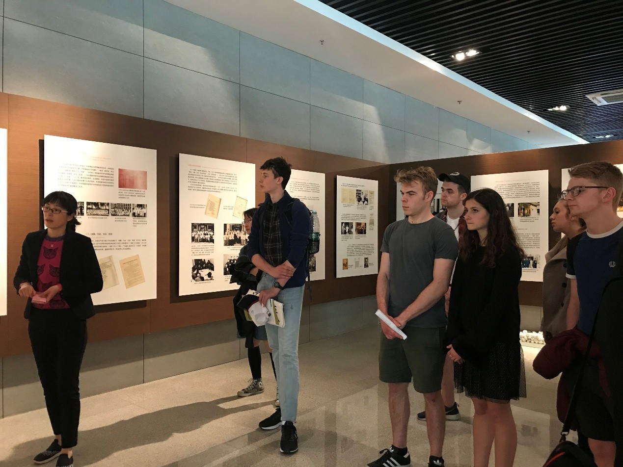 王玲老师正在介绍数学与系统科学研究院的发展历程