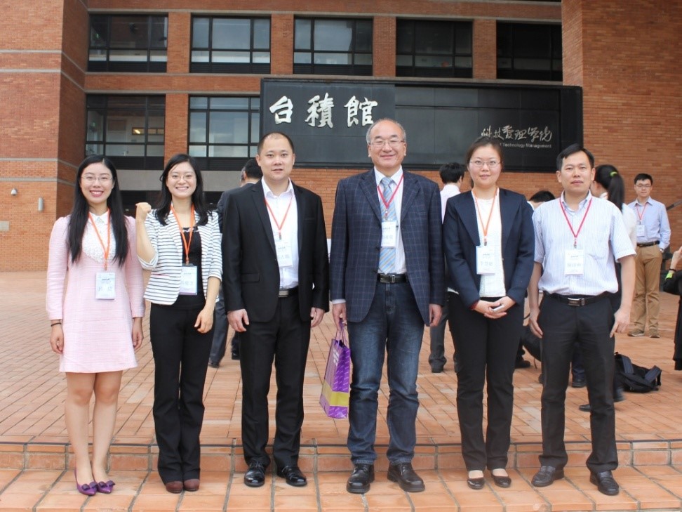 公共政策与管理学院部分参会代表合影
