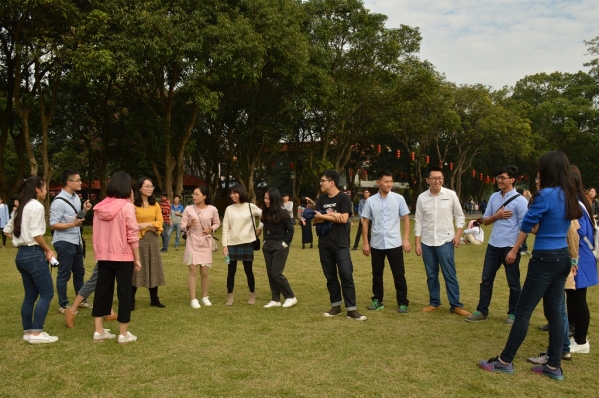 积极参加活动的同学们