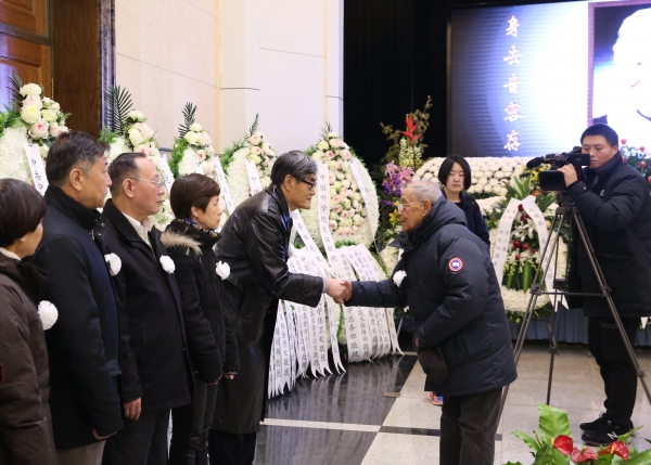 国家最高科技奖获得者郑哲敏先生向亲属表示慰问